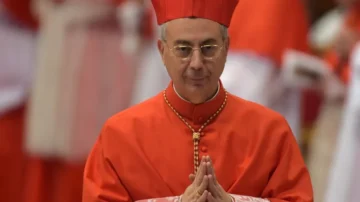 "Cardeal protodiácono", o francês Dominique Mamberti. anunciará em breve o nome do novo Papa